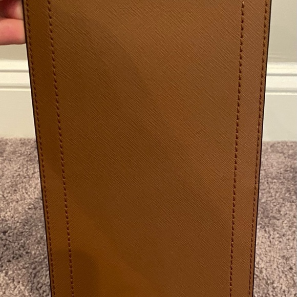 Brand New without tags Michael Michael Kors
SYLVIA SIGNATURE MEDIUM TOTE - Picture 8 of 14